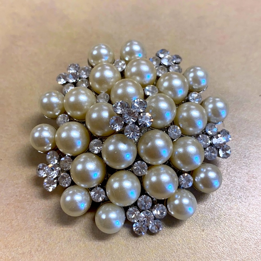 Vintage inspired pearl and Crystal cluster brooch!